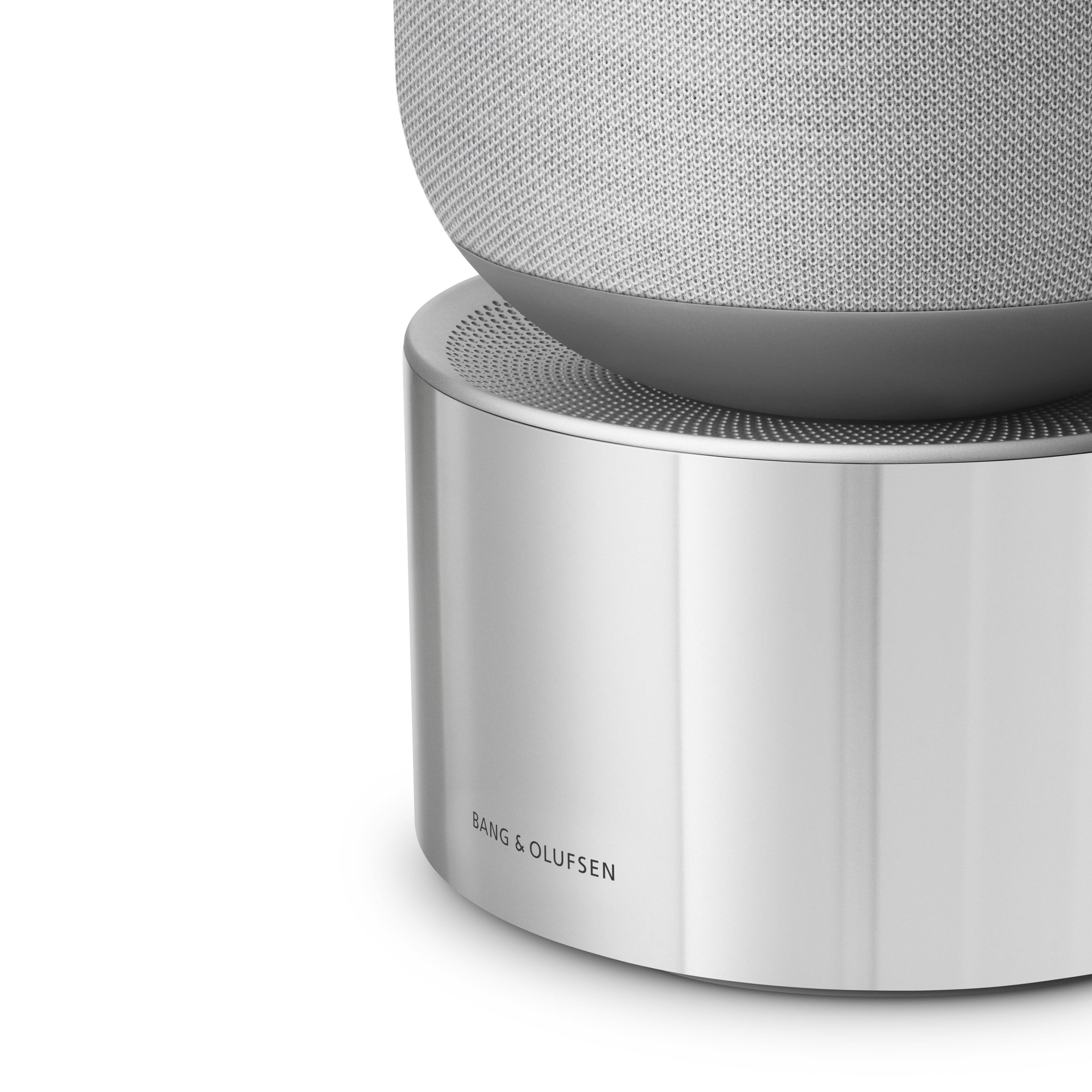 Makro-Aufnahme der Aluminiumbasis der Beosound Balance. Gezeigt wird der präzise laser-gravierte Bang & Olufsen Schriftzug und die feinen Perforationen für den integrierten Subwoofer.