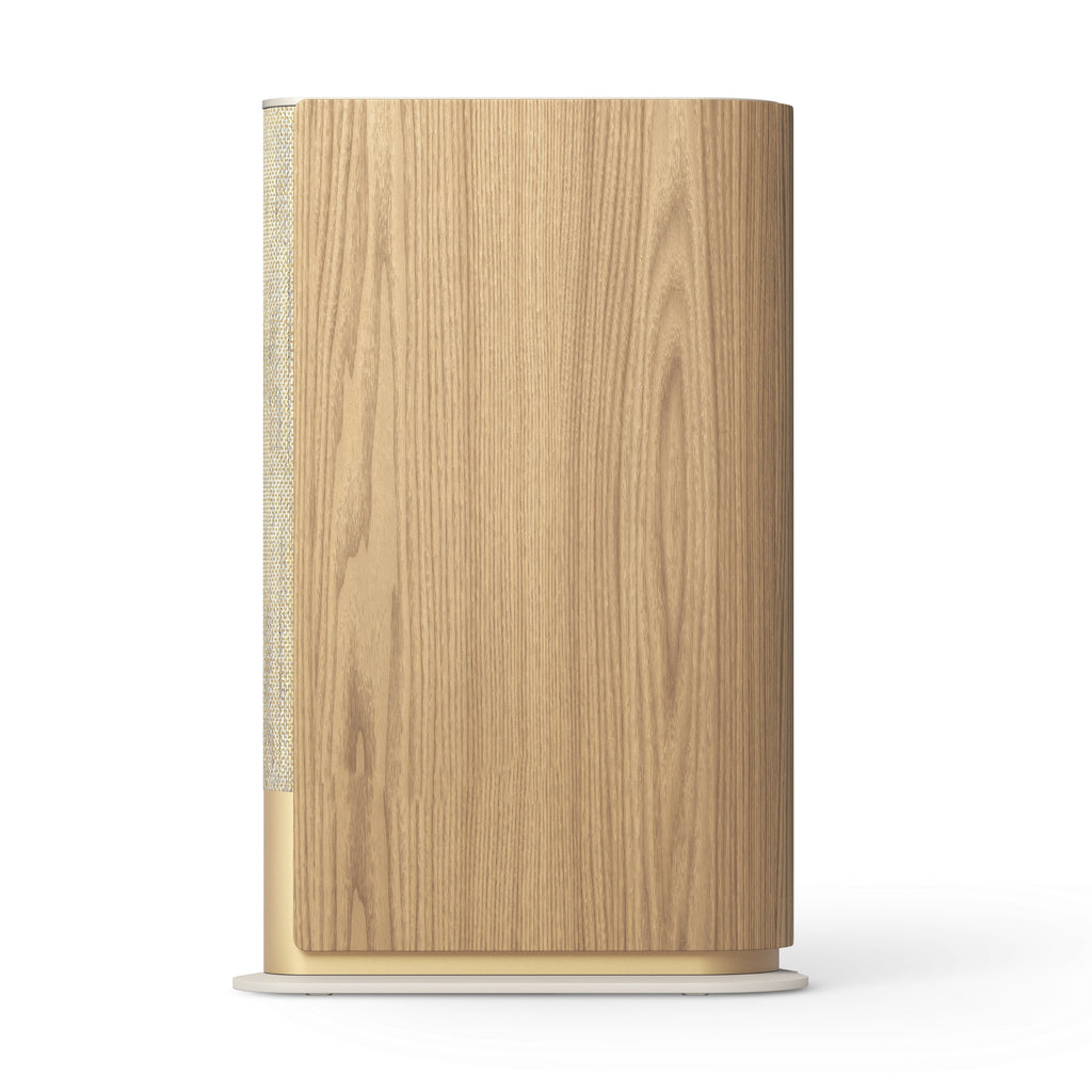 Seitliche Studio-Ansicht des Beosound Emerge. Die großflächige Platte aus echtem Eichenholz (Light Oak) betont den Möbel-Charakter des Lautsprechers.