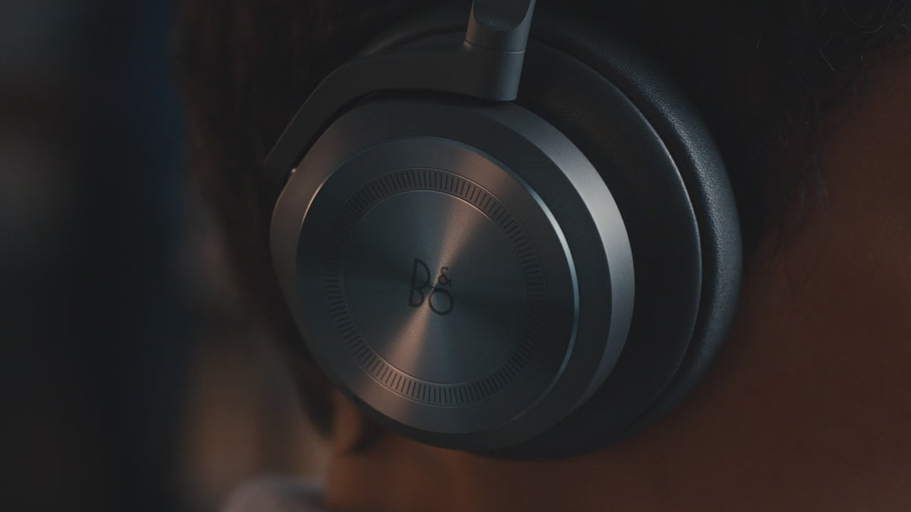 Beoplay HX wird getragen von einer Frau in einem Phone call