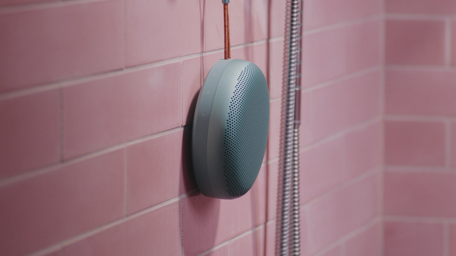 Charger la vidéo : Beosound A1 3e génération en vert sous la douche - l&#39;enceinte est mouillée