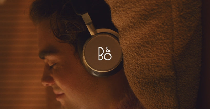 Beoplay H100 Video in schwarz, getragen von einem Mann der Musik genießt und dann einen Anruf bekommt