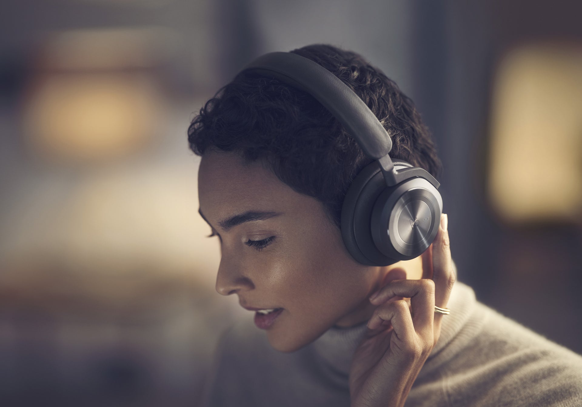 Charger la vidéo : Bang &amp; Olufsen BeoPlay HX - Casque supra-auriculaire