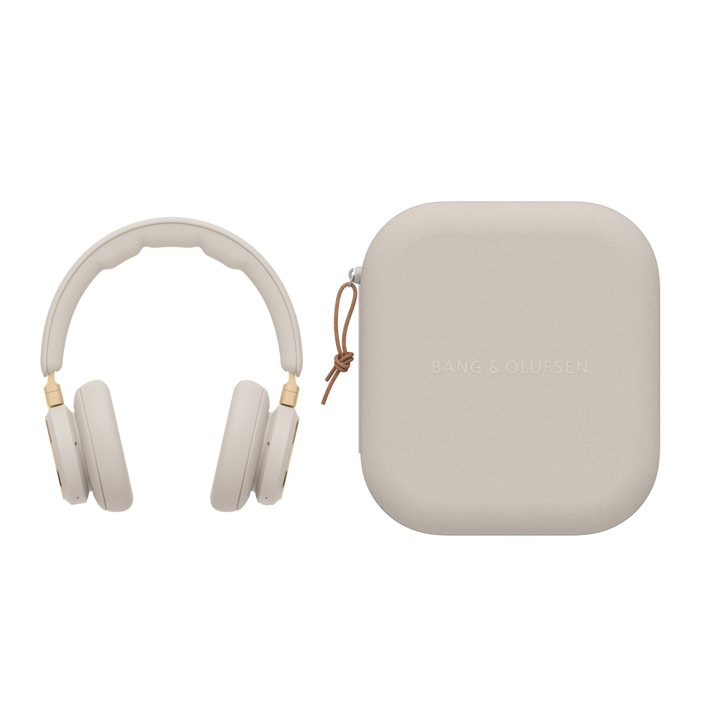 Bang & Olufsen Beoplay HX Over-Ear-Kopfhörer in der Farbe Sand mit passendem Hardcase-Etui. Das Bild zeigt das minimalistische dänische Design mit weichen Lammleder-Ohrpolstern und dem gebürsteten Aluminium-Kopfbügel.