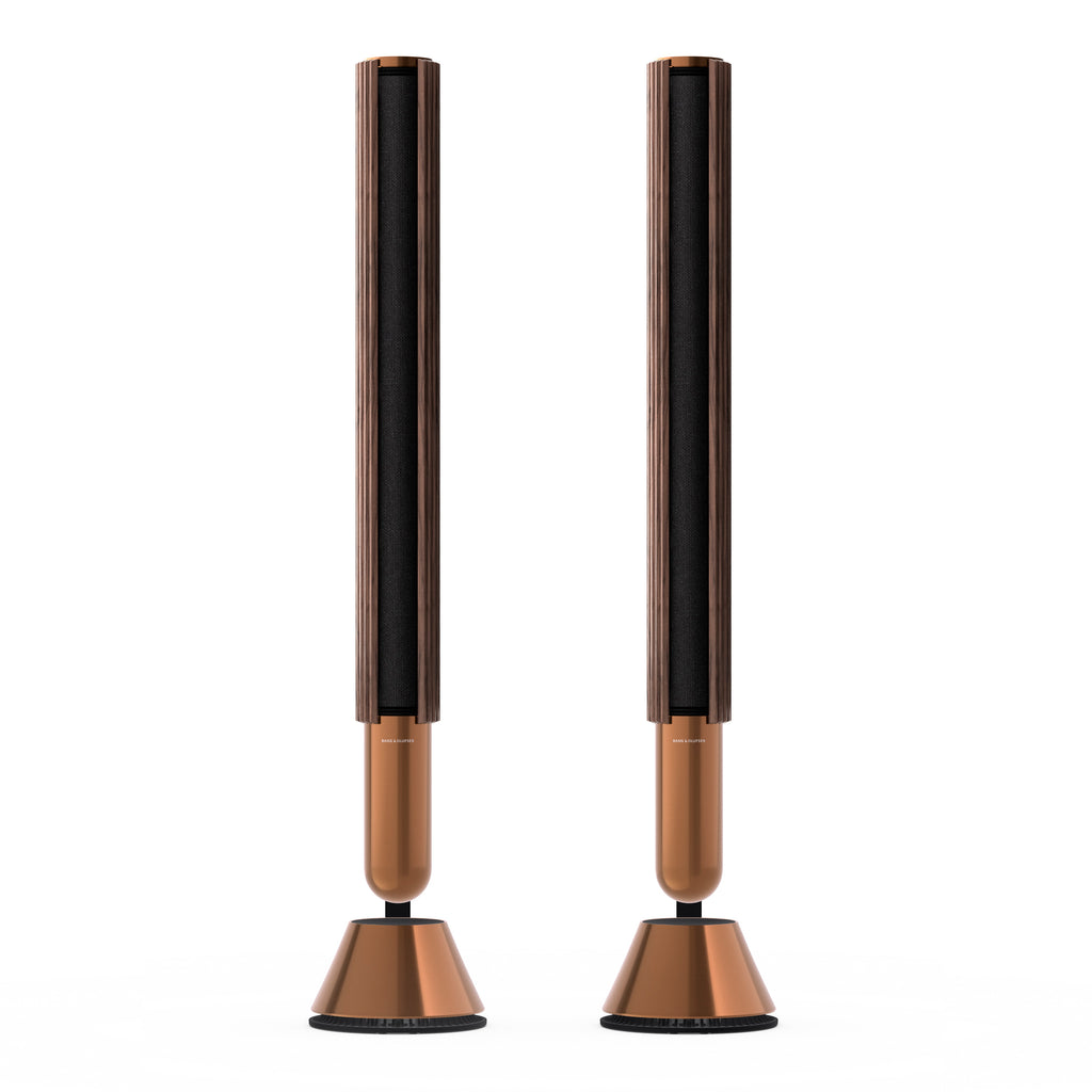 ein Paar BeoLab 28 Bronze Tone mit Cover in Walnussholz