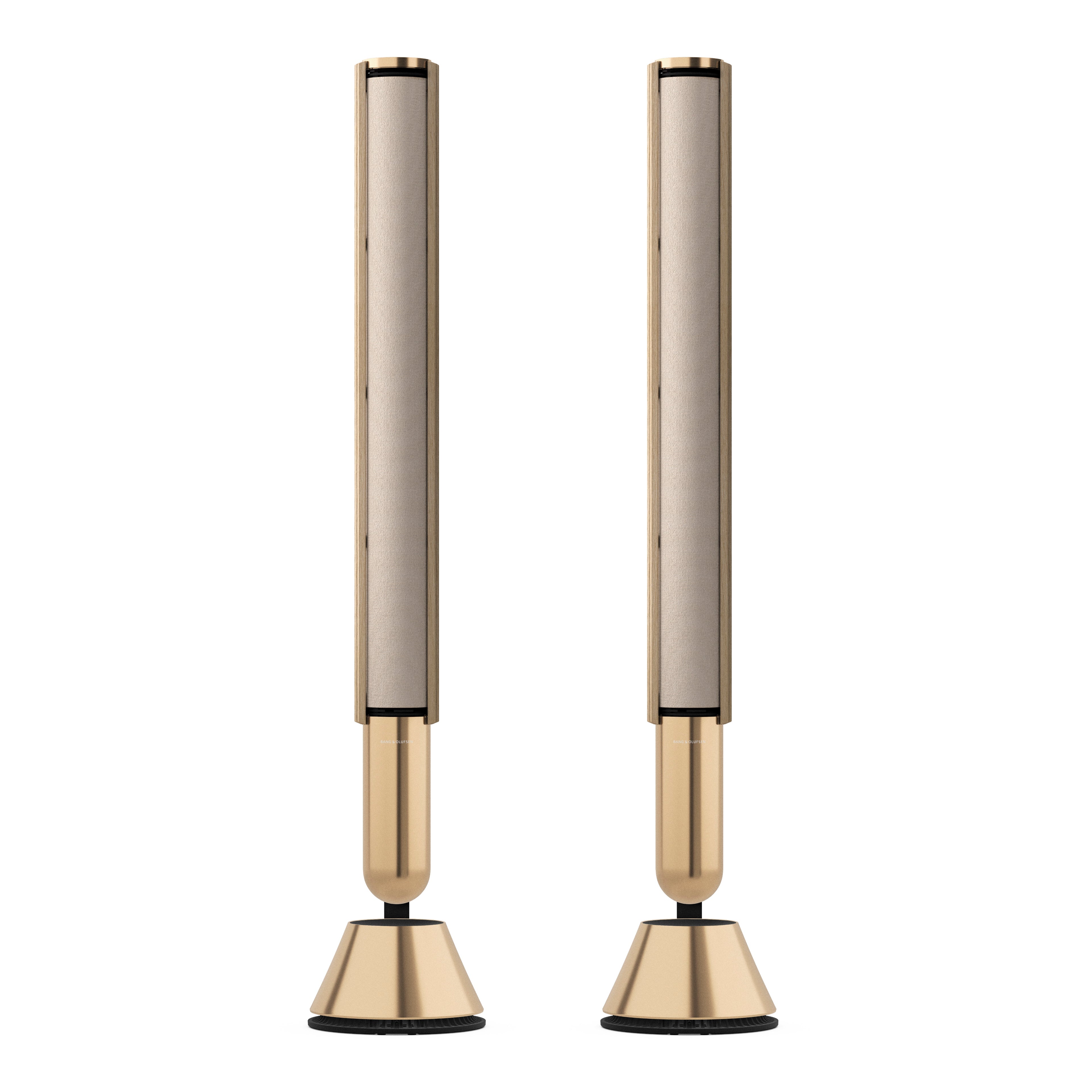ein Paar BeoLab 28 Gold Tone mit Cover in hellem Eichenholz
