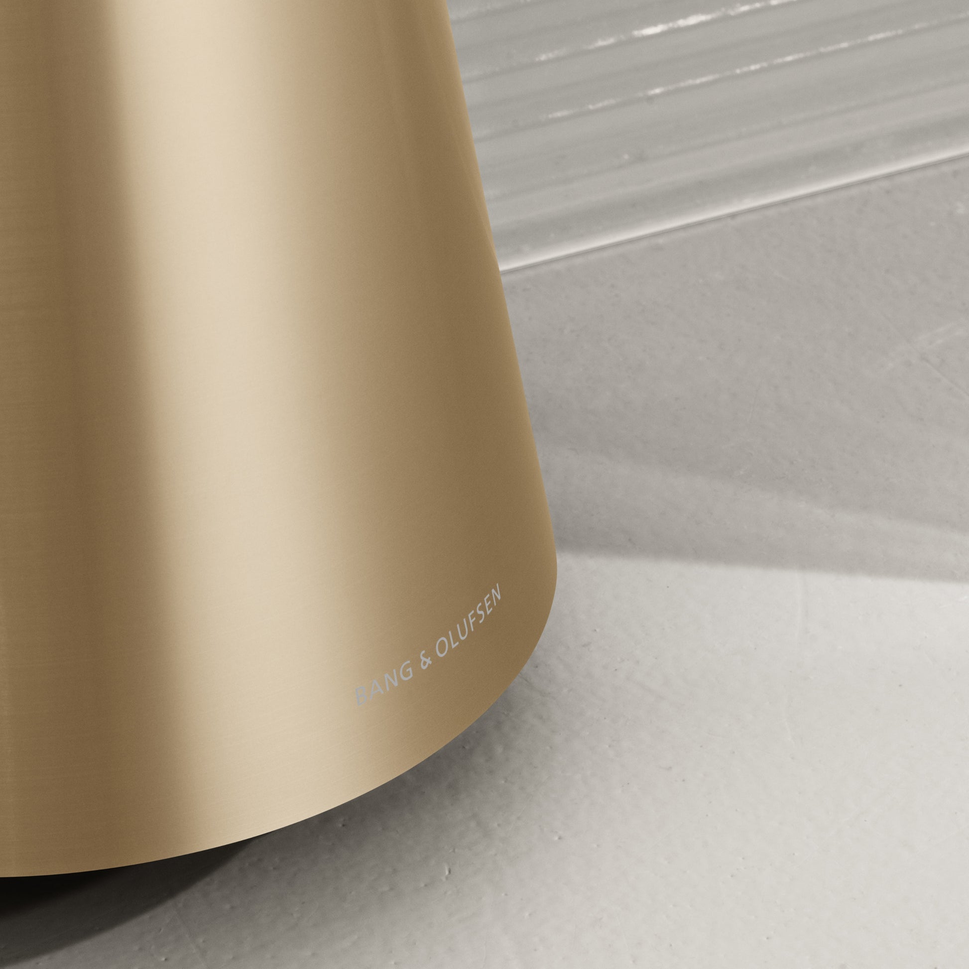 Sockel einer Bang & Olufsen BeoSound 2 in Gold Tone